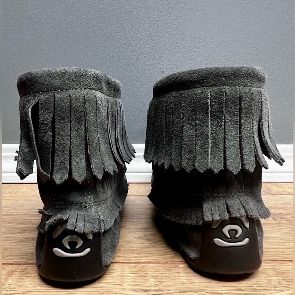 Manitobah Mukluk Harvester Suede Moccasin Vibram Charcoal - Picture 2 of 5